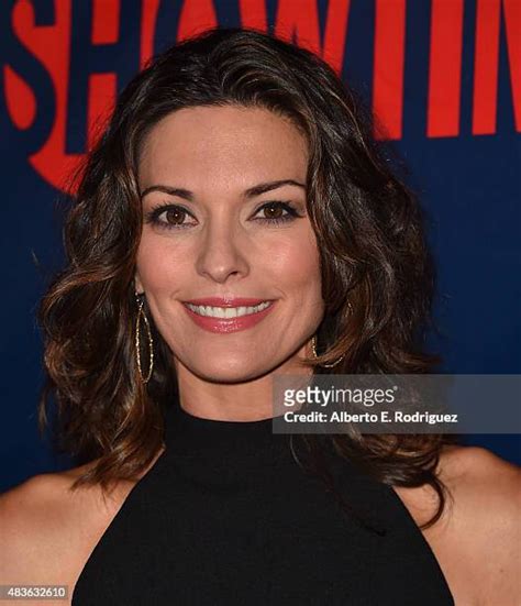 2,073 Alana De La Garza Photos & High